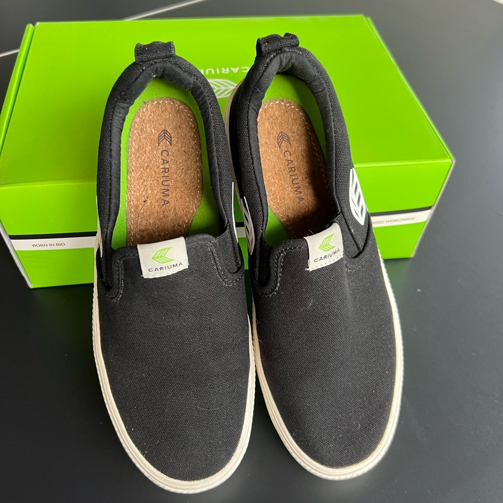 Cariuma Black Slip-Ons 🖤